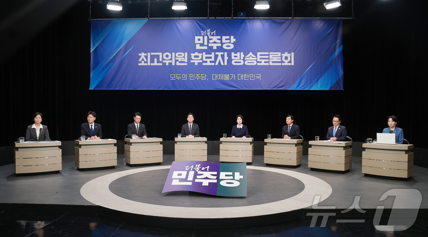 (부천=뉴스1) 국회사진기자단 = 더불어민주당 최고위원 후보들이 3일 경기 부천시 OBS경인TV에서 열린 최고위원 후보자 방송토론회에 참석해 있다.왼쪽부터 임미애, 김용, 김영호, …