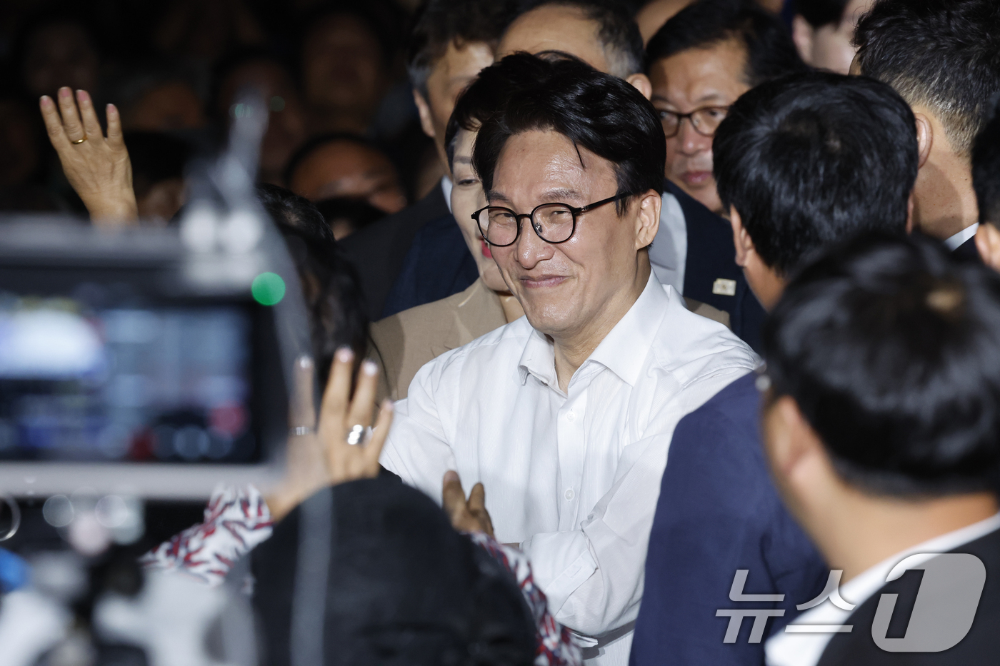 (광주=뉴스1) 김태성 기자 = 김민석 더불어민주당 대표 후보가 3일 오후 광주 김대중컨벤션센터에서 열린 ‘선택 김민석! 전남·광주 당원 필승 결의대회’에 당원들 환호를 받으며 입 …