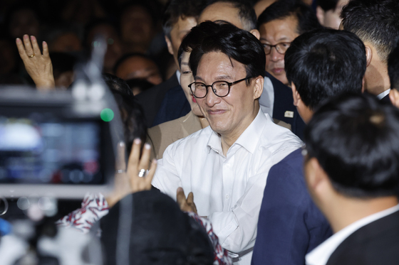 입장하는 김민석