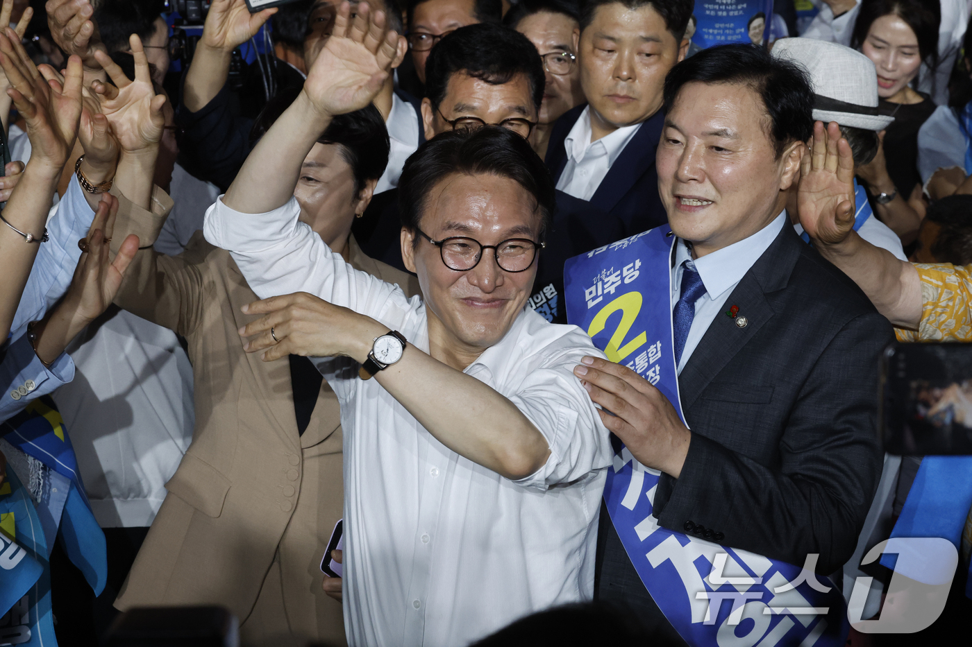 (광주=뉴스1) 김태성 기자 = 김민석 더불어민주당 당대표 후보가 3일 오후 광주 김대중컨벤션센터에서 열린 ‘선택 김민석! 전남·광주 당원 필승 결의대회’에서 당원들의 환호를 받으 …