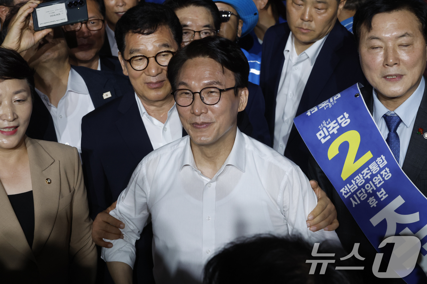 (광주=뉴스1) 김태성 기자 = 김민석 더불어민주당 당대표 후보가 3일 오후 광주 김대중컨벤션센터에서 열린 ‘선택 김민석! 전남·광주 당원 필승 결의대회’에서 당원들의 환호를 받으 …