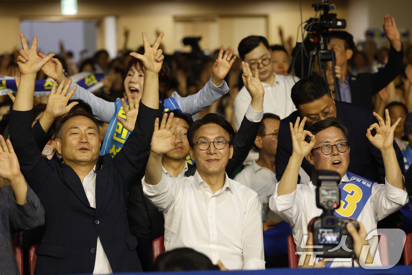 (광주=뉴스1) 김태성 기자 = 김민석 더불어민주당 대표 후보가 3일 오후 광주 김대중컨벤션센터에서 열린 ‘선택 김민석! 전남·광주 당원 필승 결의대회’에서 당원들에게 손을 흔들고 …