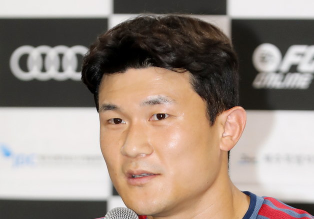 기자회견하는 김민재