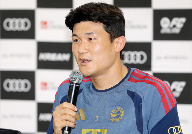 기자회견하는 김민재