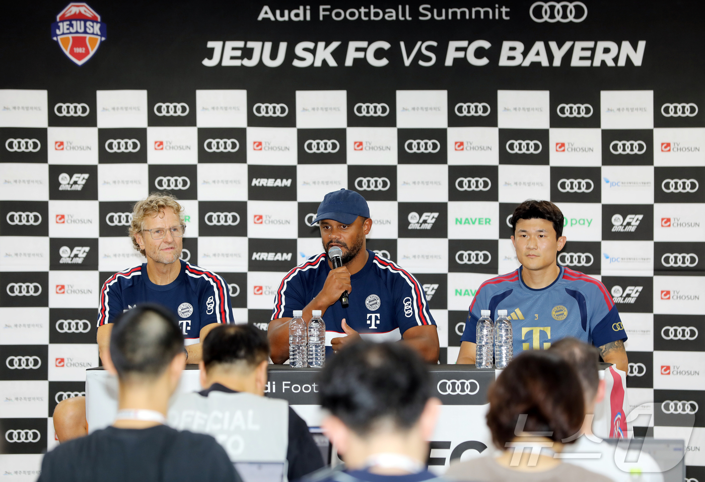 (서귀포=뉴스1) 오미란 기자 = FC 바이에른 뮌헨의 뱅상 콤파니 감독과 수비수 김민재가 친선전 '아우디 풋볼 서밋 2026 제주SK FC vs FC 바이에른 뮌헨'을 하루 앞둔 …