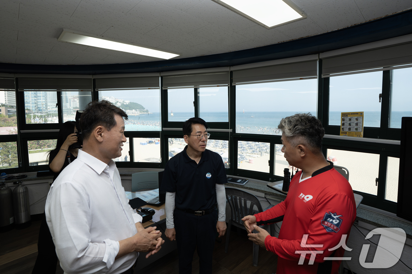 (서울=뉴스1) 이종수 기자 = 황종우 해양수산부 장관이 3일 부산 해운대 해수욕장을 방문하여 안전관리 현황과 이용객 불편사항 등을 점검하고 있다. (해양수산부 제공. 재판매 및 …