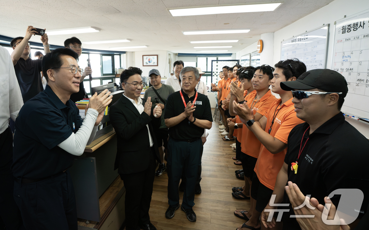 (서울=뉴스1) 이종수 기자 = 황종우 해양수산부 장관이 3일 부산 해운대 해수욕장을 방문하여 안전관리 현황과 이용객 불편사항 등을 점검하고 있다. (해양수산부 제공. 재판매 및 …
