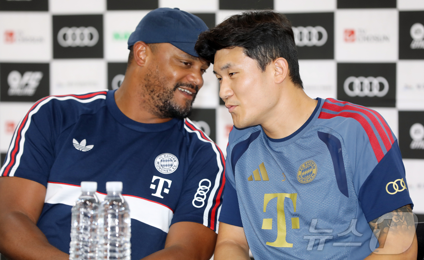 (서귀포=뉴스1) 오미란 기자 = FC 바이에른 뮌헨의 뱅상 콤파니 감독과 수비수 김민재가 친선전 '아우디 풋볼 서밋 2026 제주SK FC vs FC 바이에른 뮌헨'을 하루 앞둔 …