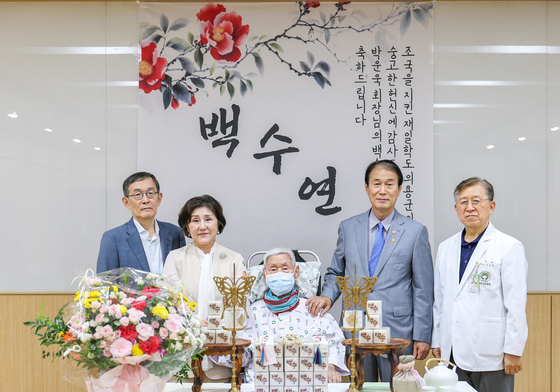 권오을 국가보훈부 장관, 유일한 생존 재일학도의용군 박운욱 회장 위문