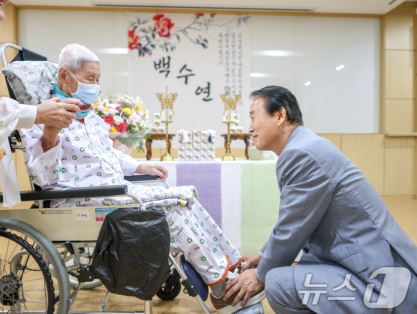 (서울=뉴스1) 이종수 기자 = 권오을 국가보훈부 장관이 3일 오후 재일학도의용군동지회 박운욱 회장의 백수연(白壽宴)을 맞아 입원중인 중앙보훈병원을 방문하여 감사인사후 건강회복을 …