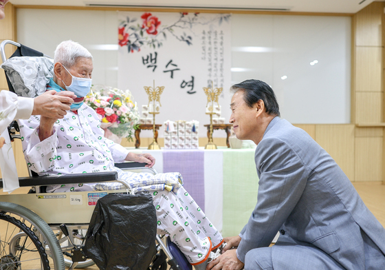 권오을 국가보훈부 장관, 재일학도의용군 생존자 위문