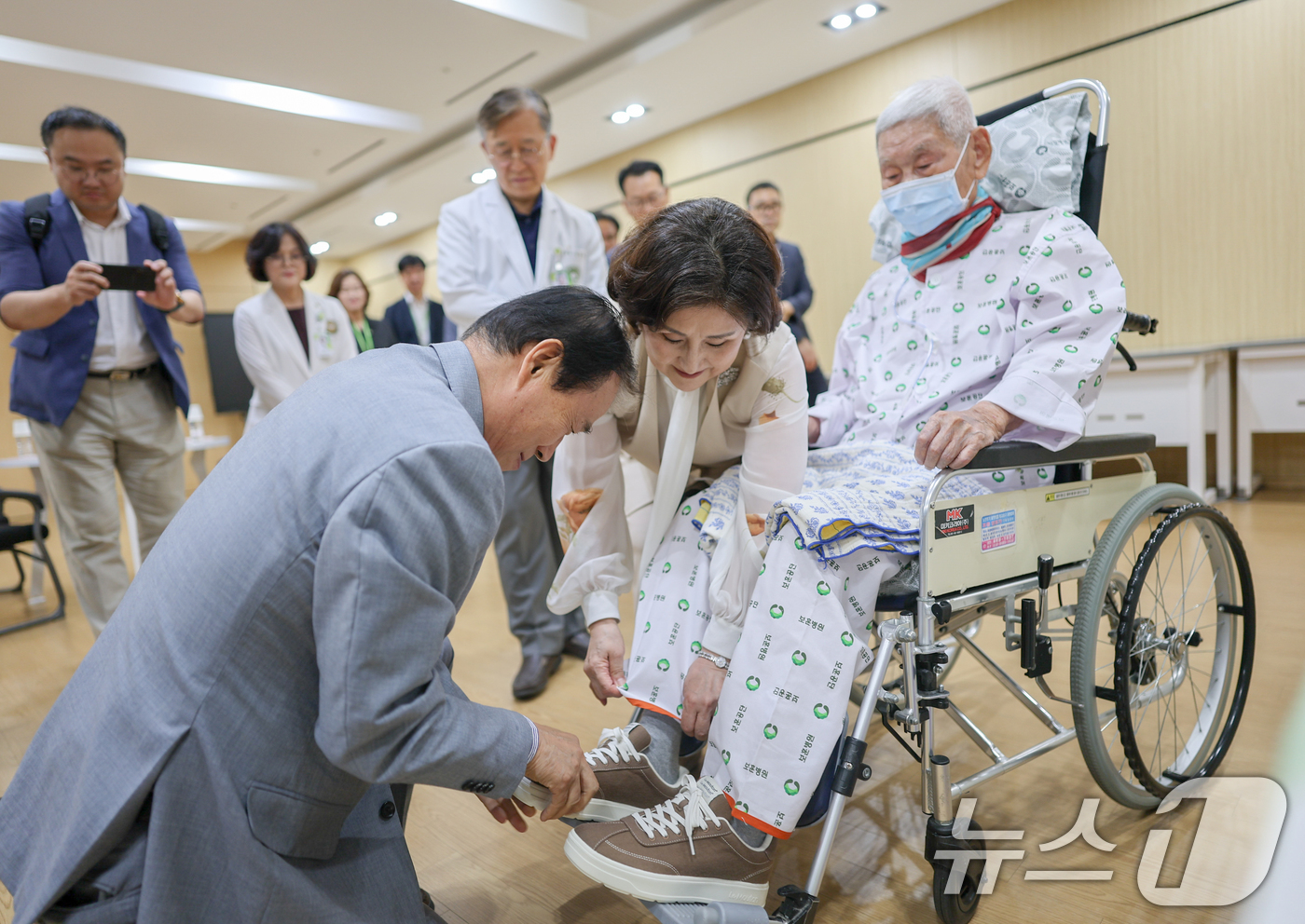 (서울=뉴스1) 이종수 기자 = 권오을 국가보훈부 장관이 3일 오후 재일학도의용군동지회 박운욱 회장의 백수연(白壽宴)을 맞아 입원중인 중앙보훈병원을 방문하여 감사인사후 건강회복을 …