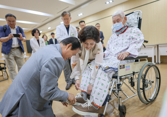 재일학도의용군 박운욱 회장 위문하는 권오을 국가보훈부 장관