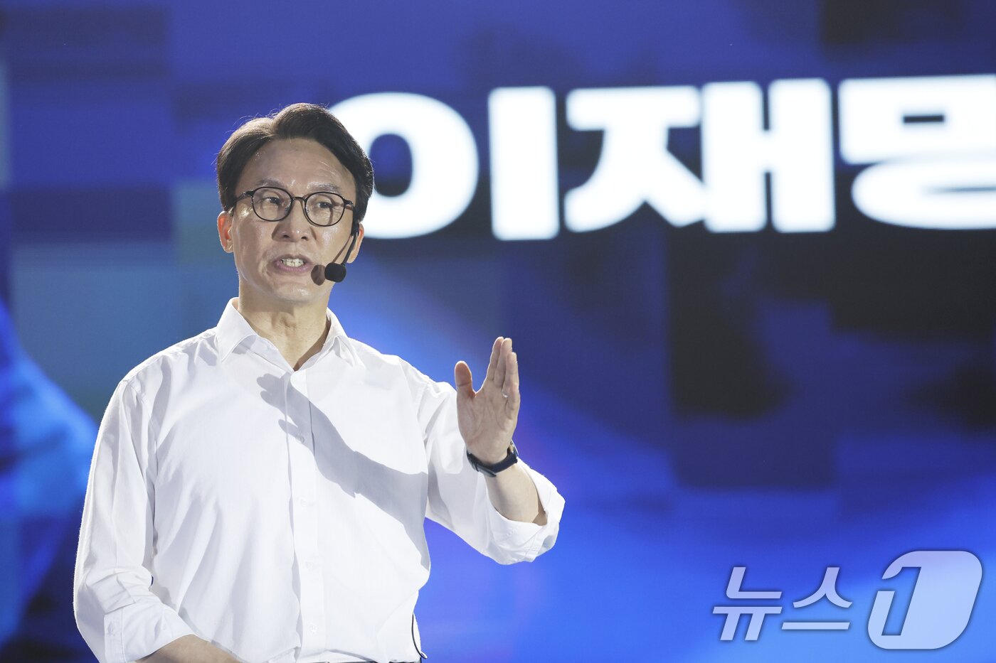 본문 이미지 - 김민석 더불어민주당 당대표 후보가 3일 오후 광주 김대중컨벤션센터에서 열린 ‘선택 김민석! 전남·광주 당원 필승 결의대회’에서 당원들에게 지지를 호소하고 있다. 2026.8.3 ⓒ 뉴스1 김태성 기자