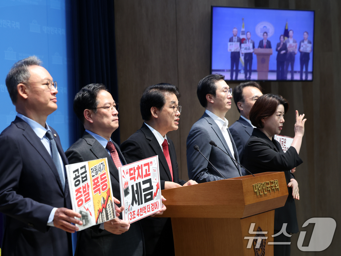 (서울=뉴스1) 황기선 기자 = 국민의힘 배준영 재정경제위원회 간사와 의원들이 3일 오후 서울 여의도 국회 소통관에서 '2026년 정부 세제개편안'을 규탄하고 있다.  2026.8 …