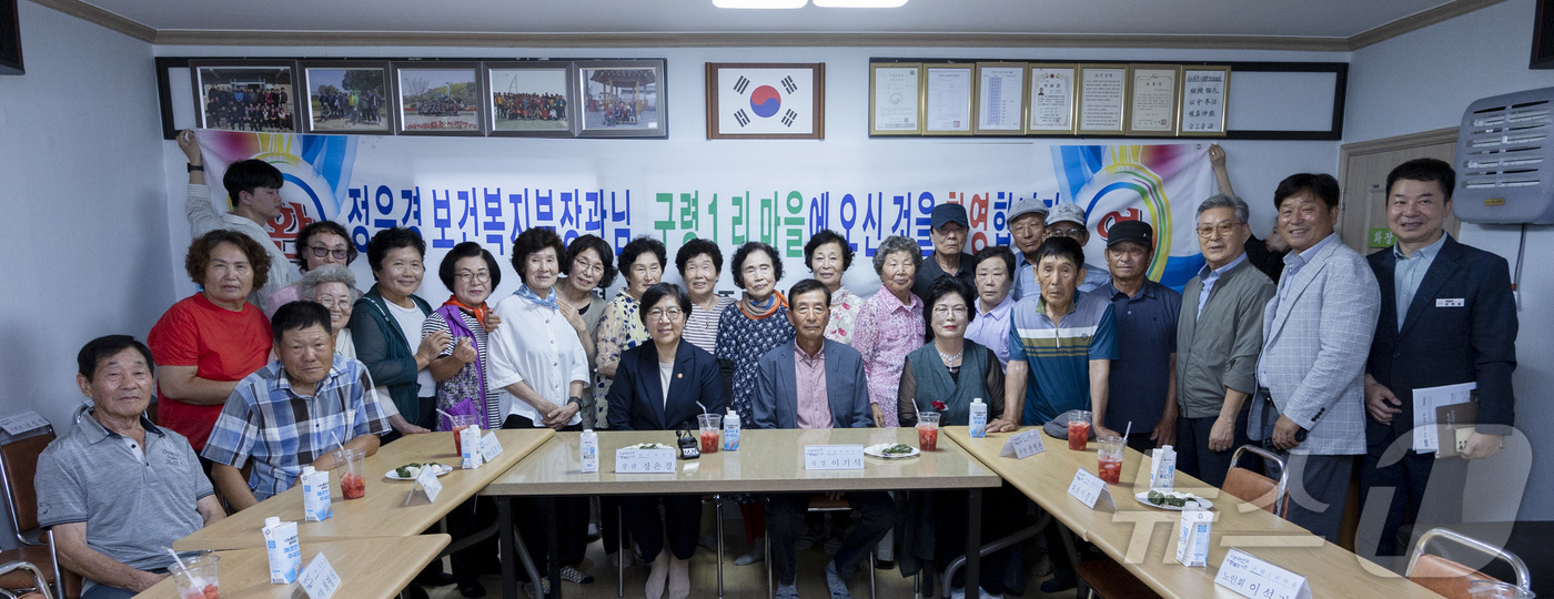 (서울=뉴스1) = 정은경 보건복지부 장관이 3일 충남 아산시 구령1리 마을을 방문해 마을 관계자들과 기념촬영을 하고 있다. (보건복지부 제공. 재판매 및 DB 금지) 2026.8 …