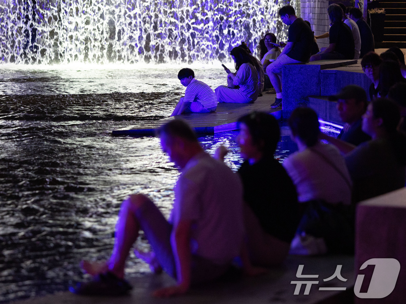 (서울=뉴스1) 이종수 기자 = 밤사이 최저기온이 25도를 웃도는 열대야가 이어진 3일 밤 서울 청계천을 찾은 시민들이 산책하며 더위를 식히고 있다. 2026.8.3/뉴스1