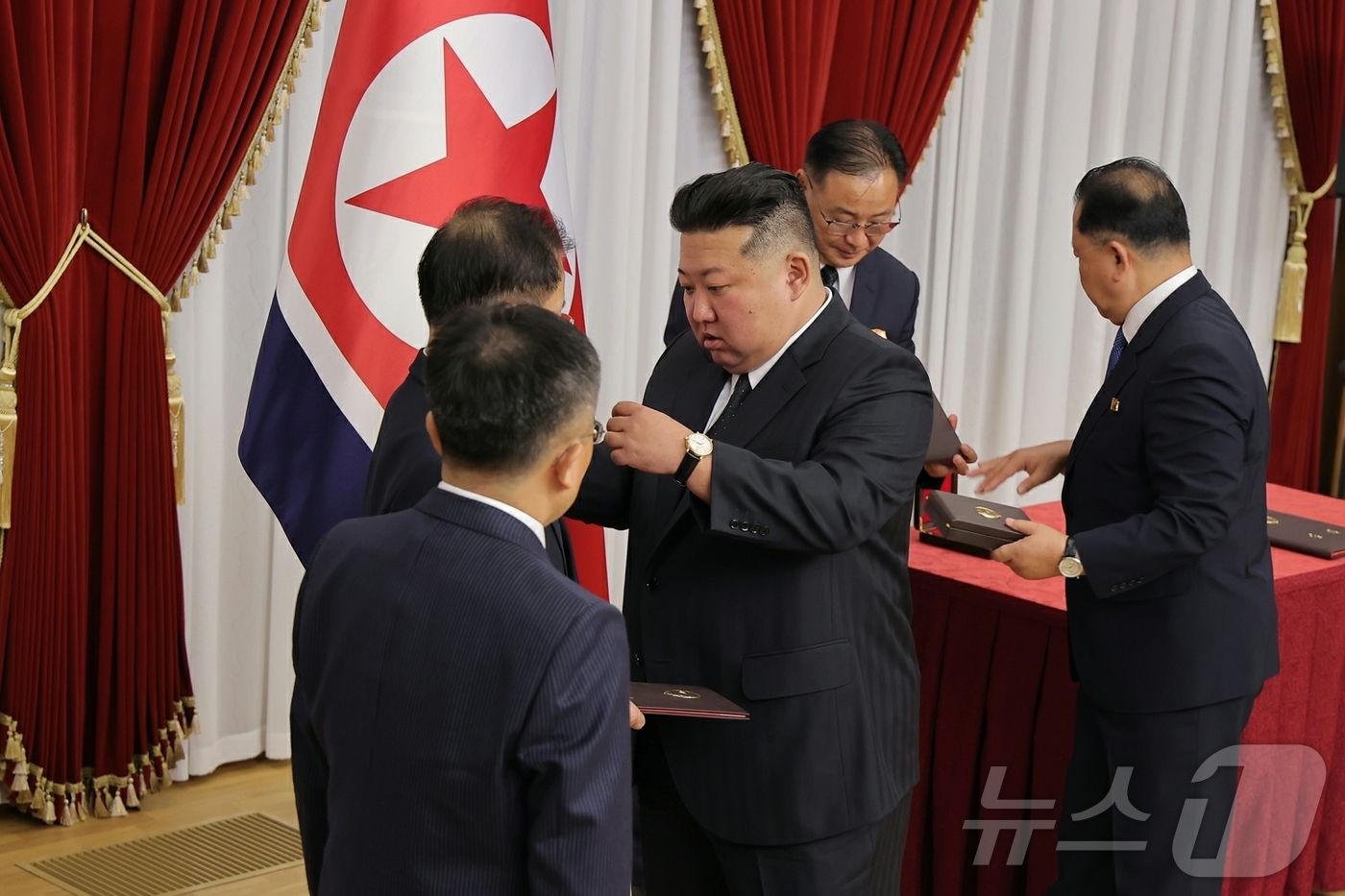 (평양 노동신문=뉴스1) = 북한 노동당 기관지 노동신문은 30일 김정은 노동당 총비서가 전날 당중위윈회 본부에서 무기 개발과 성능 향상에 기여한 주요 국방연구기관 과학자, 연구자 …