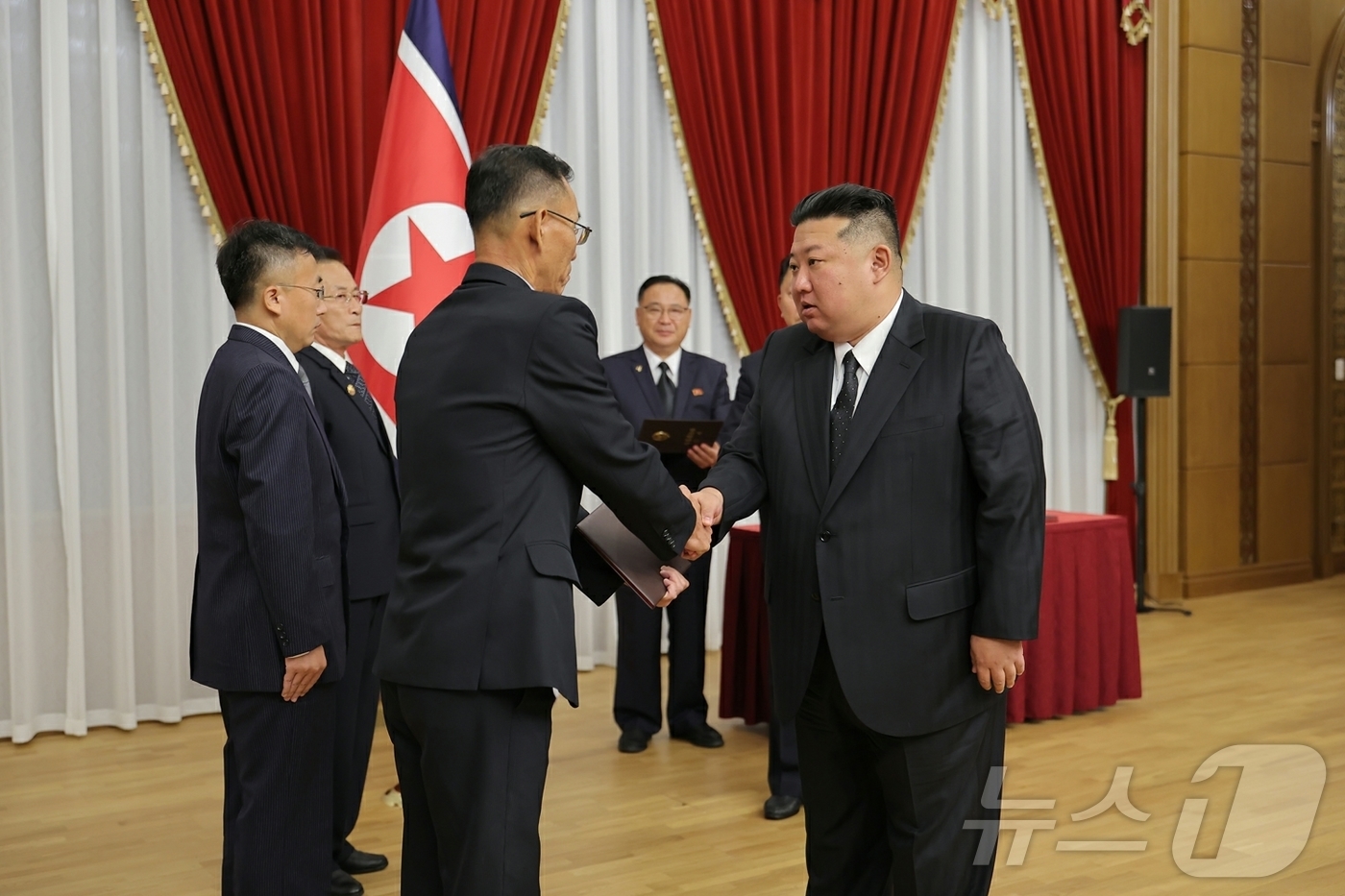 (평양 노동신문=뉴스1) = 북한 노동당 기관지 노동신문은 30일 김정은 노동당 총비서가 전날 당중위윈회 본부에서 무기 개발과 성능 향상에 기여한 주요 국방연구기관 과학자, 연구자 …