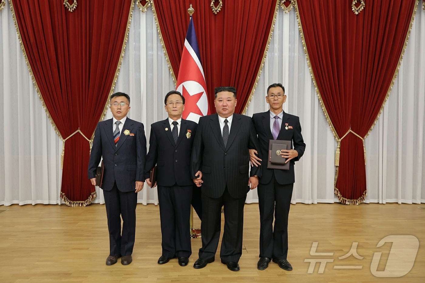 (평양 노동신문=뉴스1) = 북한 노동당 기관지 노동신문은 30일 김정은 노동당 총비서가 전날 당중위윈회 본부에서 무기 개발과 성능 향상에 기여한 주요 국방연구기관 과학자, 연구자 …
