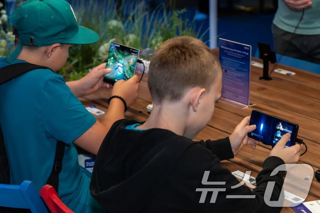 (서울=뉴스1) = 삼성전자가 독일 쾰른메쎄에서 열린 '게임스컴(gamescom) 2026'에 마련된 삼성전자 전시 부스에서 플레이갤럭시 컵(#PlayGalaxy Cup) 월드 파 …
