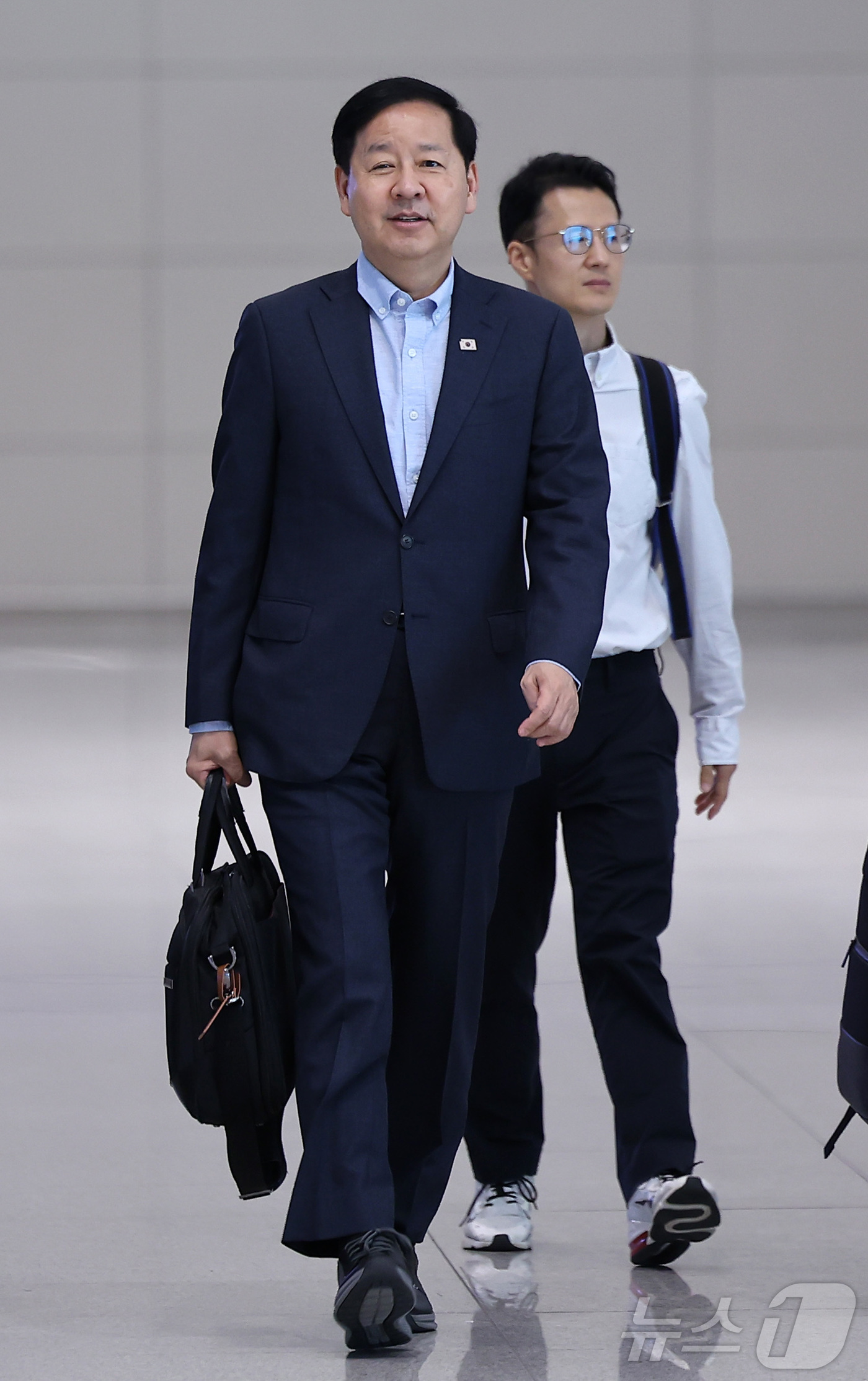 (인천공항=뉴스1) 김성진 기자 = 구윤철 경제부총리 겸 재정경제부 장관이 30일 오전 G20 재무장관회의 참석을 위해 인천국제공항 제2여객터미널에서 미국 워싱턴 D.C.로 출국하 …
