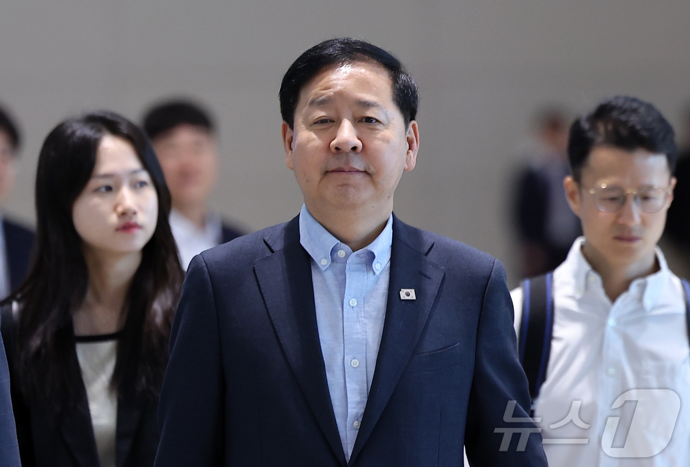 (인천공항=뉴스1) 김성진 기자 = 구윤철 경제부총리 겸 재정경제부 장관이 30일 오전 G20 재무장관회의 참석을 위해 인천국제공항 제2여객터미널에서 미국 워싱턴 D.C.로 출국하 …