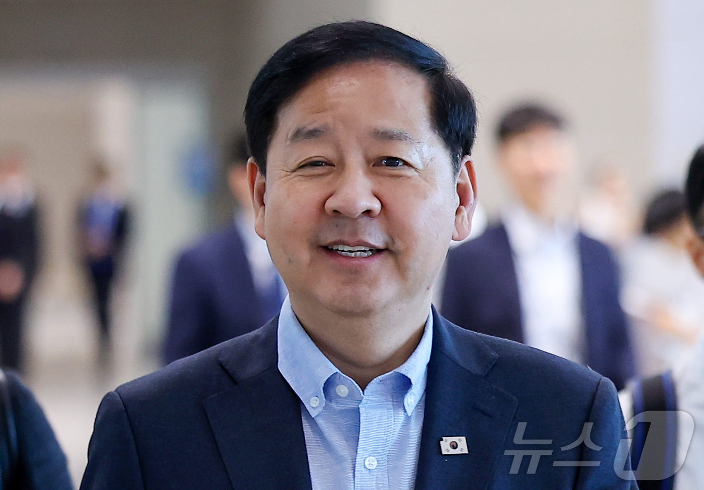 (인천공항=뉴스1) 김성진 기자 = 구윤철 경제부총리 겸 재정경제부 장관이 30일 오전 G20 재무장관회의 참석을 위해 인천국제공항 제2여객터미널에서 미국 워싱턴 D.C.로 출국하 …