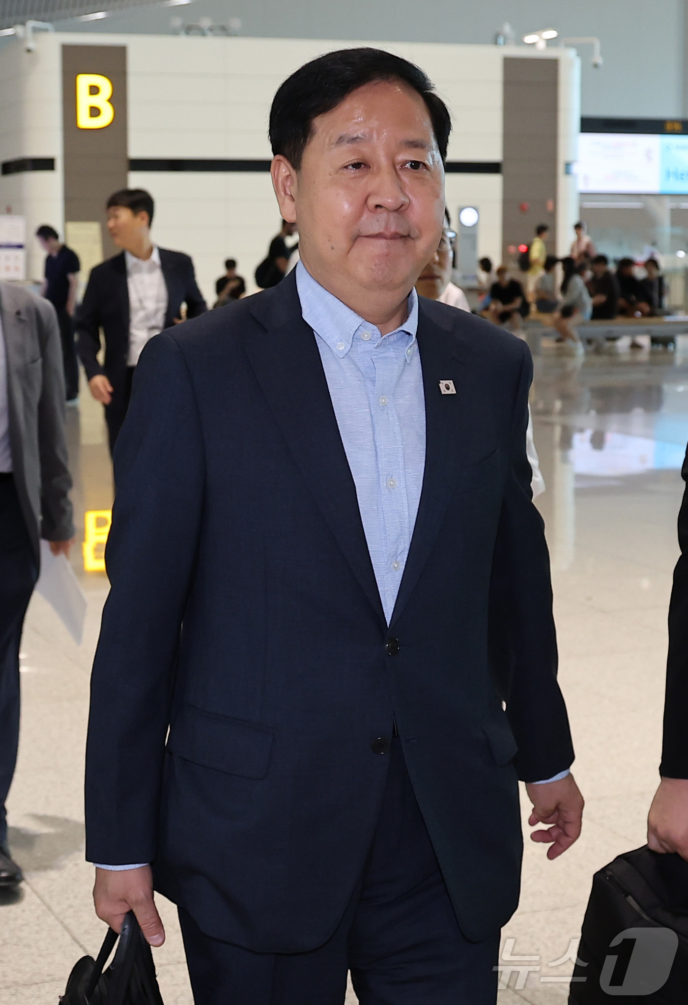 (인천공항=뉴스1) 김성진 기자 = 구윤철 경제부총리 겸 재정경제부 장관이 30일 오전 G20 재무장관회의 참석을 위해 인천국제공항 제2여객터미널에서 미국 워싱턴 D.C.로 출국하 …