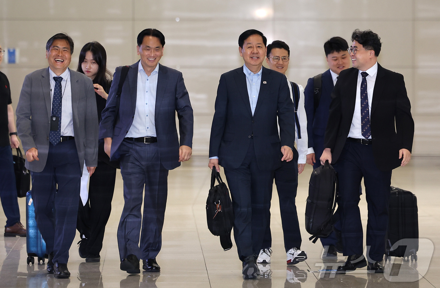 (인천공항=뉴스1) 김성진 기자 = 구윤철 경제부총리 겸 재정경제부 장관이 30일 오전 G20 재무장관회의 참석을 위해 인천국제공항 제2여객터미널에서 미국 워싱턴 D.C.로 출국하 …