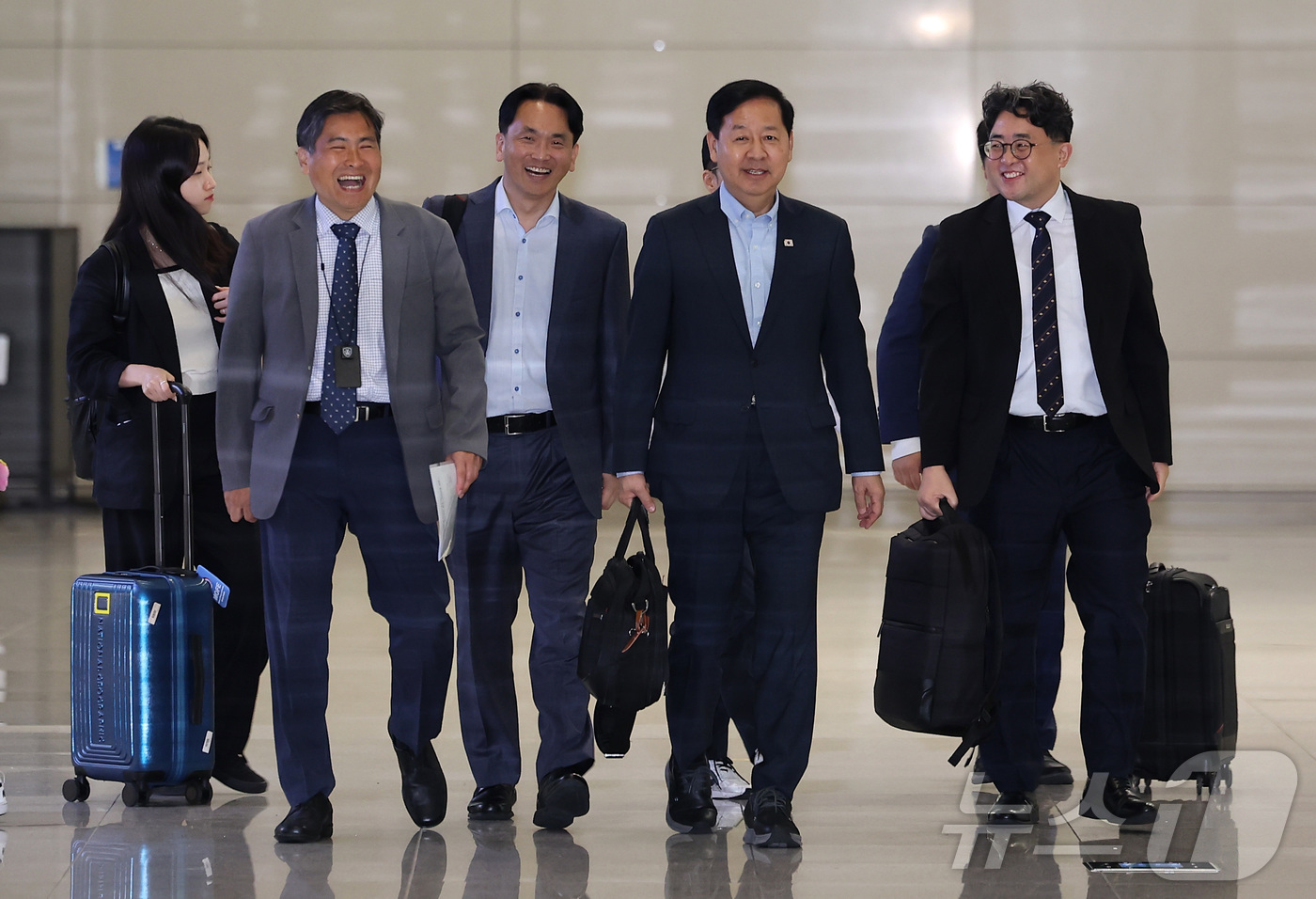 (인천공항=뉴스1) 김성진 기자 = 구윤철 경제부총리 겸 재정경제부 장관이 30일 오전 G20 재무장관회의 참석을 위해 인천국제공항 제2여객터미널에서 미국 워싱턴 D.C.로 출국하 …