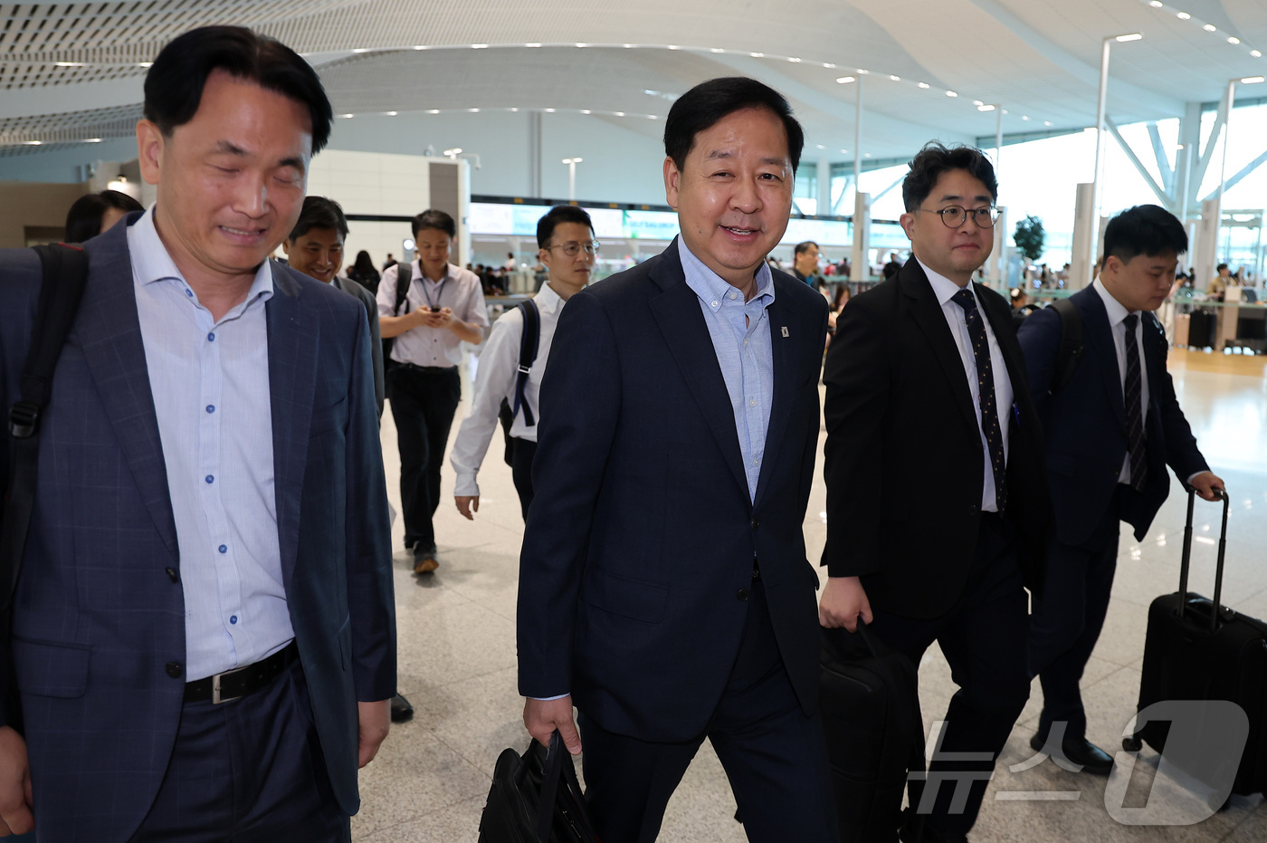 (인천공항=뉴스1) 김성진 기자 = 구윤철 경제부총리 겸 재정경제부 장관(왼쪽 두 번째)이 30일 오전 G20 재무장관회의 참석을 위해 인천국제공항 제2여객터미널에서 미국 워싱턴 …