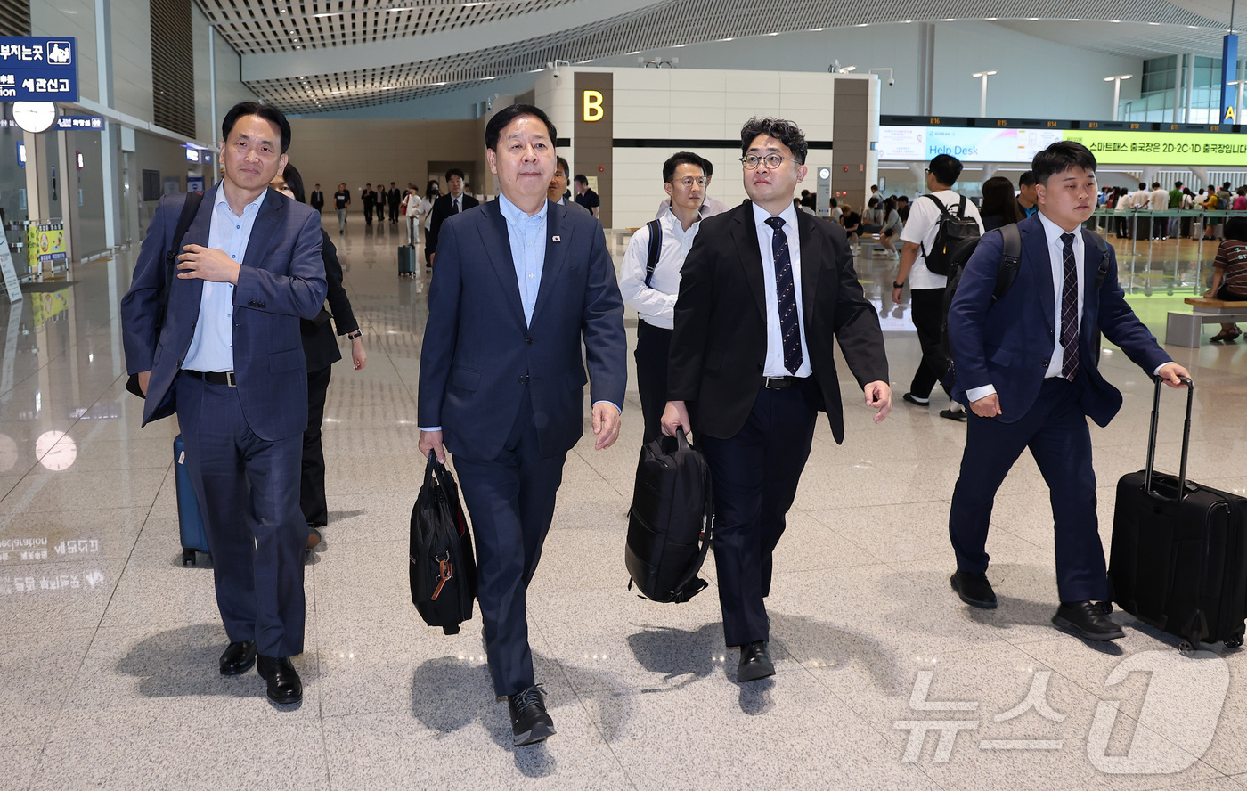 (인천공항=뉴스1) 김성진 기자 = 구윤철 경제부총리 겸 재정경제부 장관(왼쪽 두 번째)이 30일 오전 G20 재무장관회의 참석을 위해 인천국제공항 제2여객터미널에서 미국 워싱턴 …