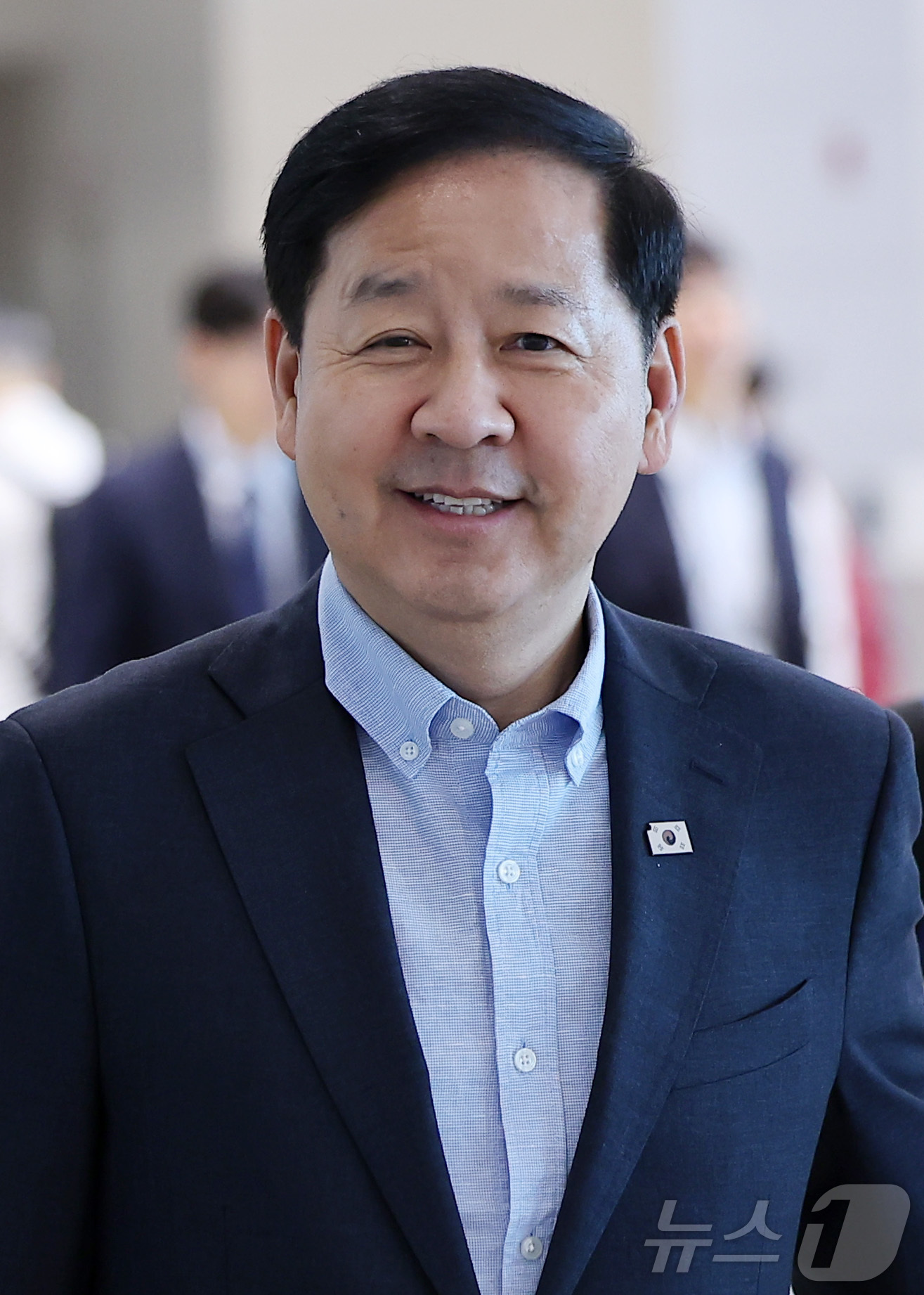 (인천공항=뉴스1) 김성진 기자 = 구윤철 경제부총리 겸 재정경제부 장관이 30일 오전 G20 재무장관회의 참석을 위해 인천국제공항 제2여객터미널에서 미국 워싱턴 D.C.로 출국하 …