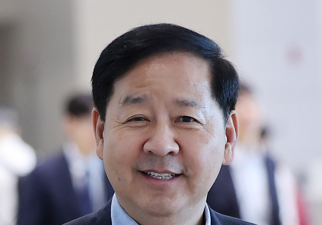 밝은 표정으로 출국하는 구윤철 부총리