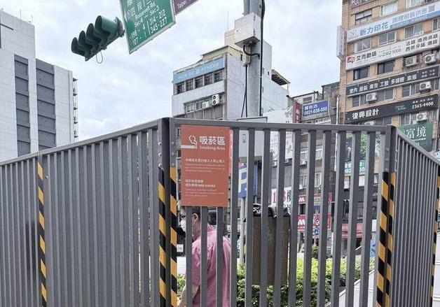 "돼지우리, 야외 감옥"…흡연자들 망신 준 '철창 흡연구역' 시끌