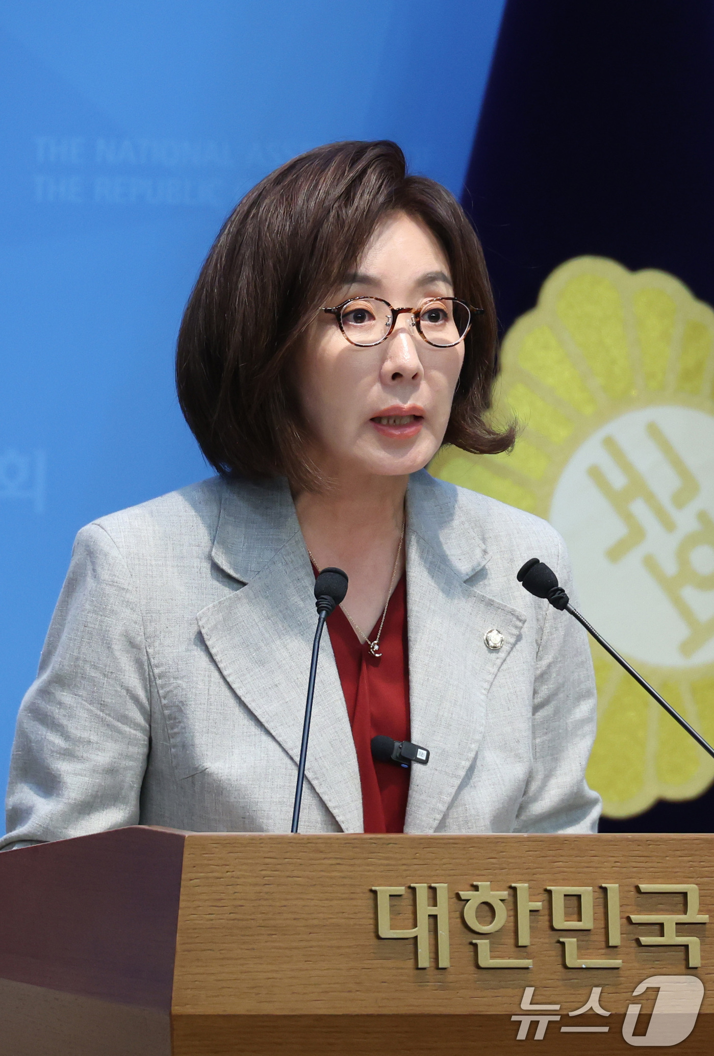 (서울=뉴스1) 신웅수 기자 = 나경원 국민의힘 의원이 30일 서울 여의도 국회 소통관에서 이찬진 금융감독원장 아들의 미래에셋운용 재직 관련 기자회견을 하고 있다. 2026.8.3 …