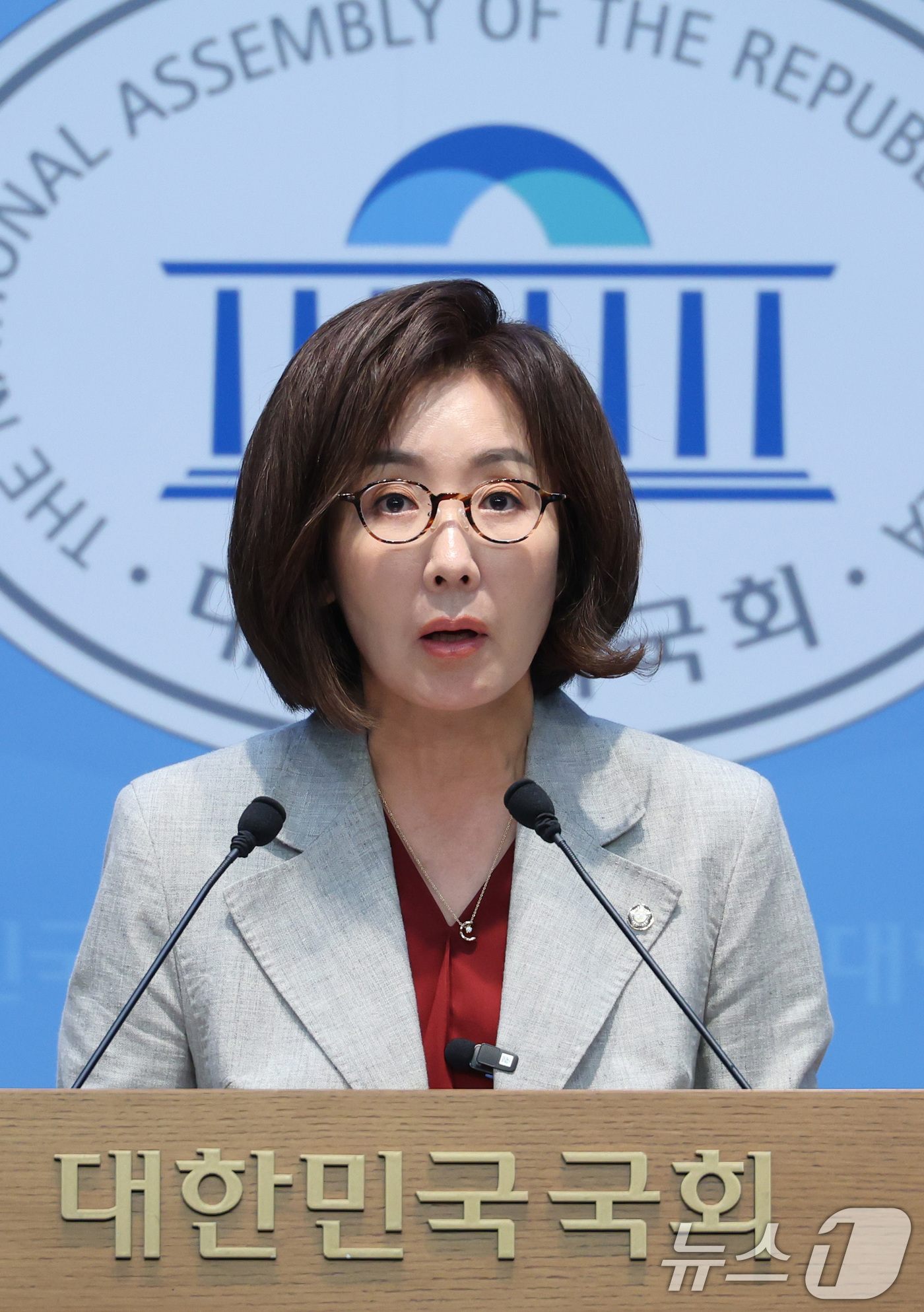 (서울=뉴스1) 신웅수 기자 = 나경원 국민의힘 의원이 30일 서울 여의도 국회 소통관에서 이찬진 금융감독원장 아들의 미래에셋운용 재직 관련 기자회견을 하고 있다. 2026.8.3 …