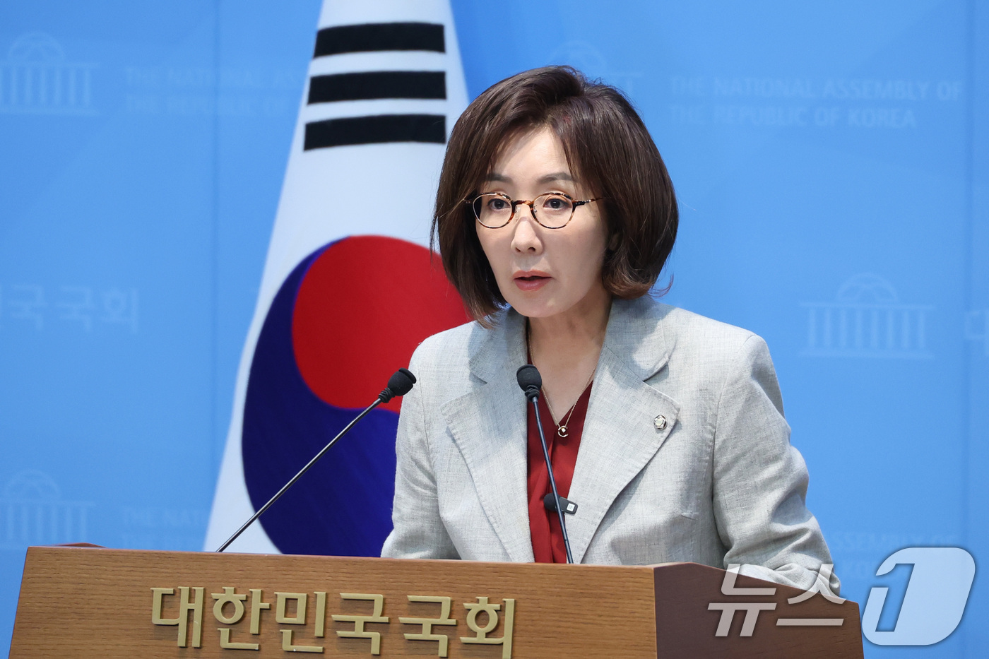(서울=뉴스1) 신웅수 기자 = 나경원 국민의힘 의원이 30일 서울 여의도 국회 소통관에서 이찬진 금융감독원장 아들의 미래에셋운용 재직 관련 기자회견을 하고 있다. 2026.8.3 …