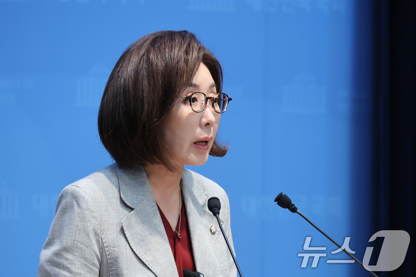 (서울=뉴스1) 신웅수 기자 = 나경원 국민의힘 의원이 30일 서울 여의도 국회 소통관에서 이찬진 금융감독원장 아들의 미래에셋운용 재직 관련 기자회견을 하고 있다. 2026.8.3 …