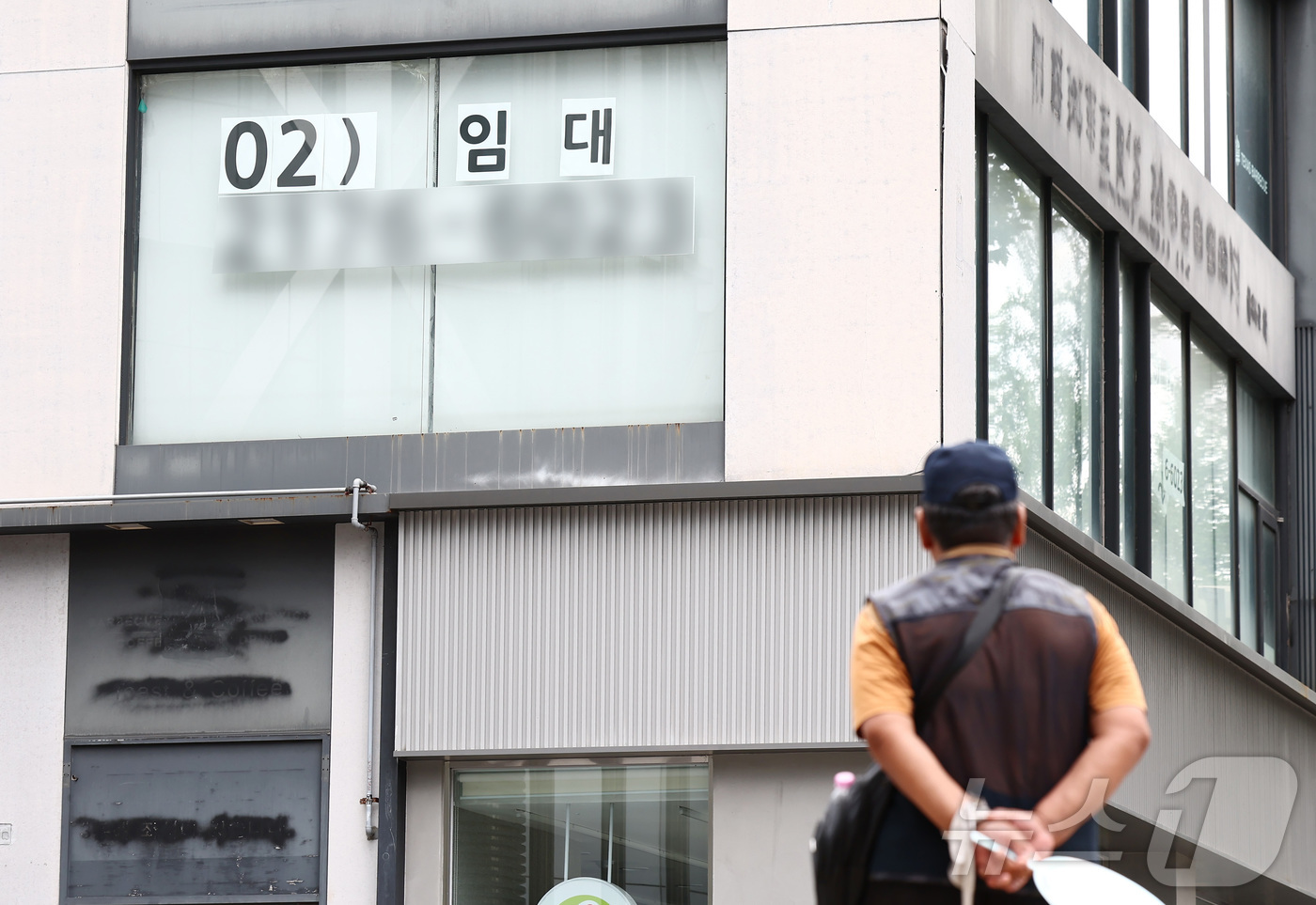 (서울=뉴스1) 김민지 기자 = 한국은행이 기준금리를 연 3.00%로 올리면서 사상 최대 규모로 불어난 가계·자영업자 부채의 부실 우려가 커지고 있는 30일 서울 시내의 한 건물에 …