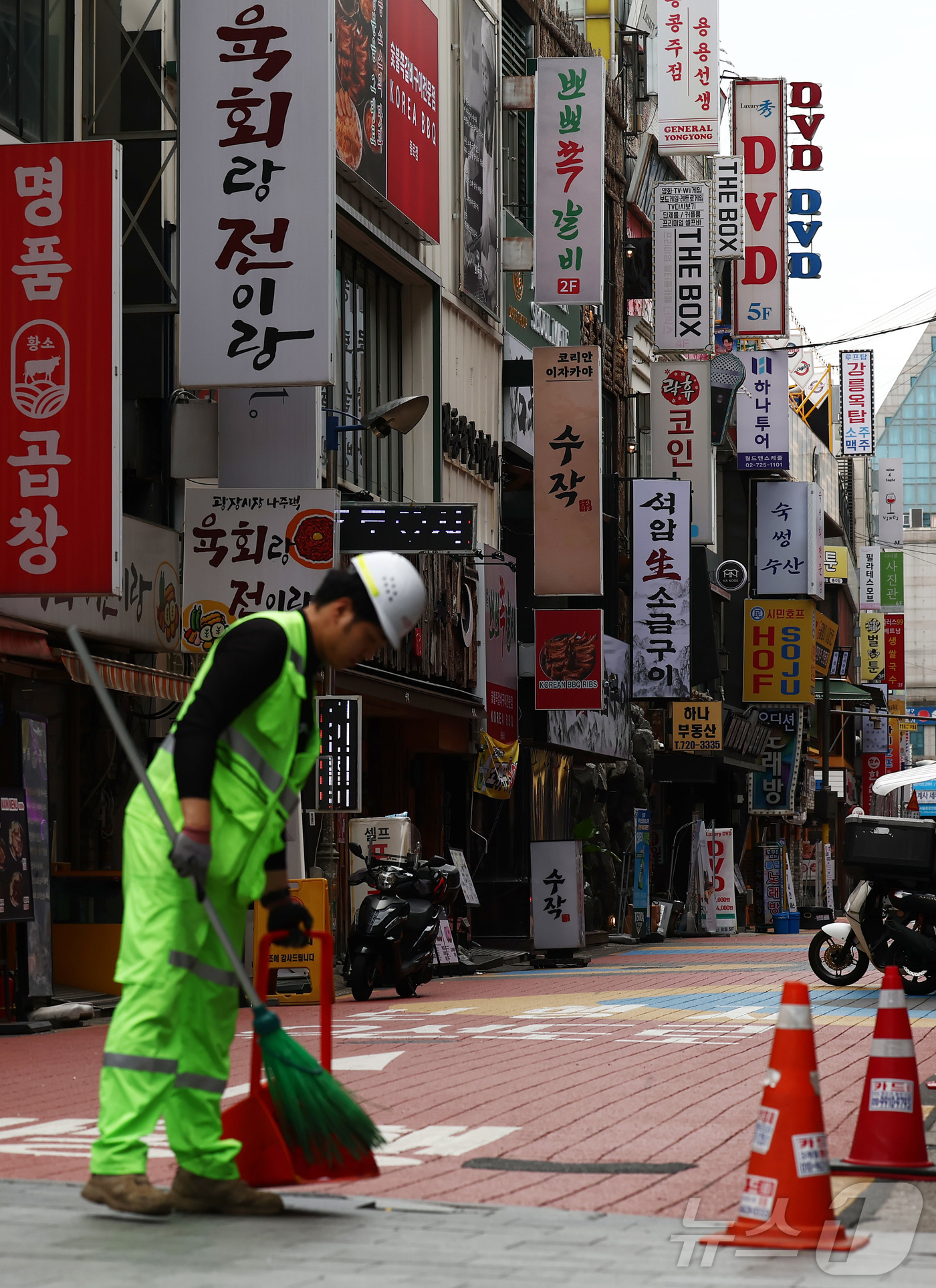 (서울=뉴스1) 김민지 기자 = 한국은행이 기준금리를 연 3.00%로 올리면서 사상 최대 규모로 불어난 가계·자영업자 부채의 부실 우려가 커지고 있는 30일 서울 종로구 먹자골목 …