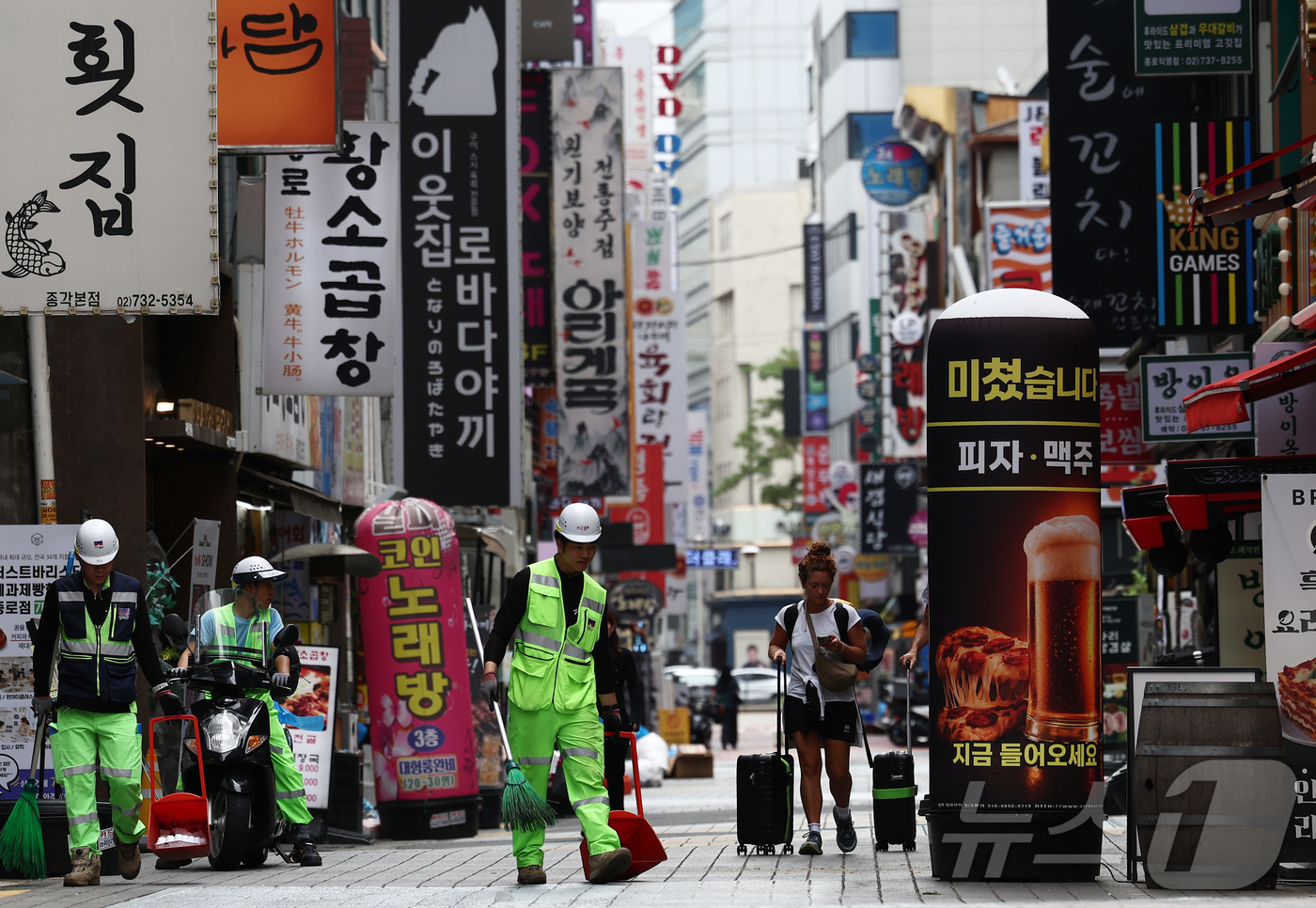 (서울=뉴스1) 김민지 기자 = 한국은행이 기준금리를 연 3.00%로 올리면서 사상 최대 규모로 불어난 가계·자영업자 부채의 부실 우려가 커지고 있는 30일 서울 종로구 먹자골목 …