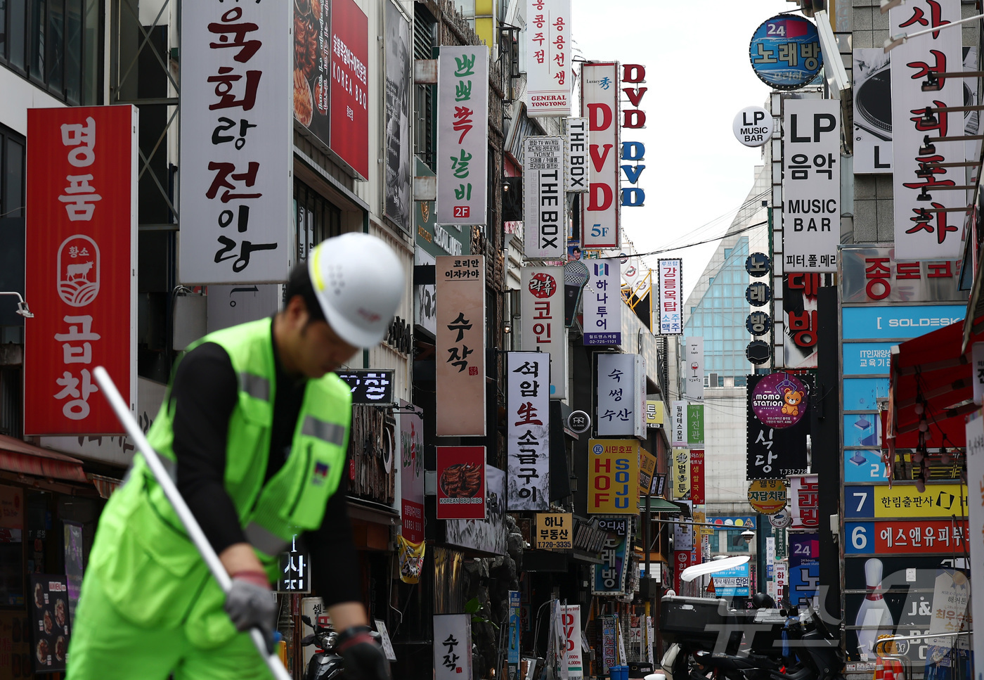 (서울=뉴스1) 김민지 기자 = 한국은행이 기준금리를 연 3.00%로 올리면서 사상 최대 규모로 불어난 가계·자영업자 부채의 부실 우려가 커지고 있는 30일 서울 종로구 먹자골목 …