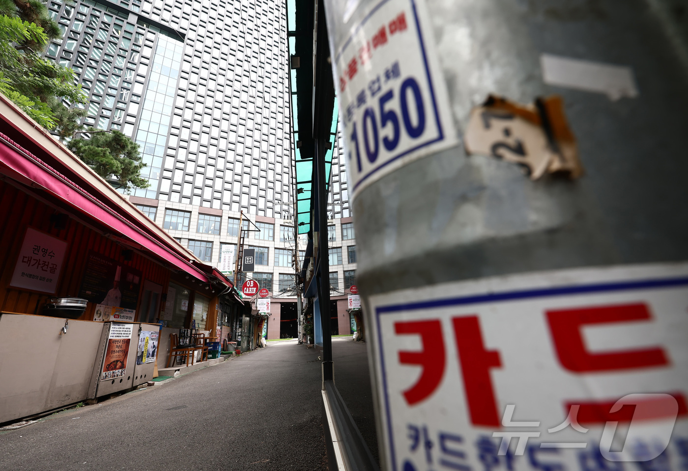 (서울=뉴스1) 김민지 기자 = 한국은행이 기준금리를 연 3.00%로 올리면서 사상 최대 규모로 불어난 가계·자영업자 부채의 부실 우려가 커지고 있는 30일 서울 시내 거리가 한산 …