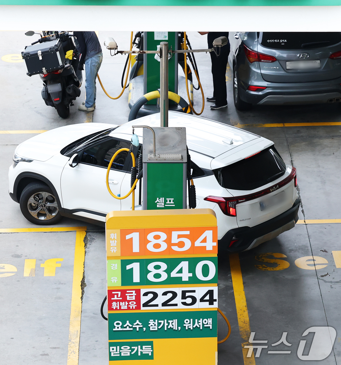 (서울=뉴스1) 오대일 기자 = 전국 주유소 평균 기름값이 15주 연속 하락세를 보인 30일 서울 시내의 한 주유소에 유가 정보가 표시돼 있다. 한국석유공사 유가정보시스템 오피넷에 …