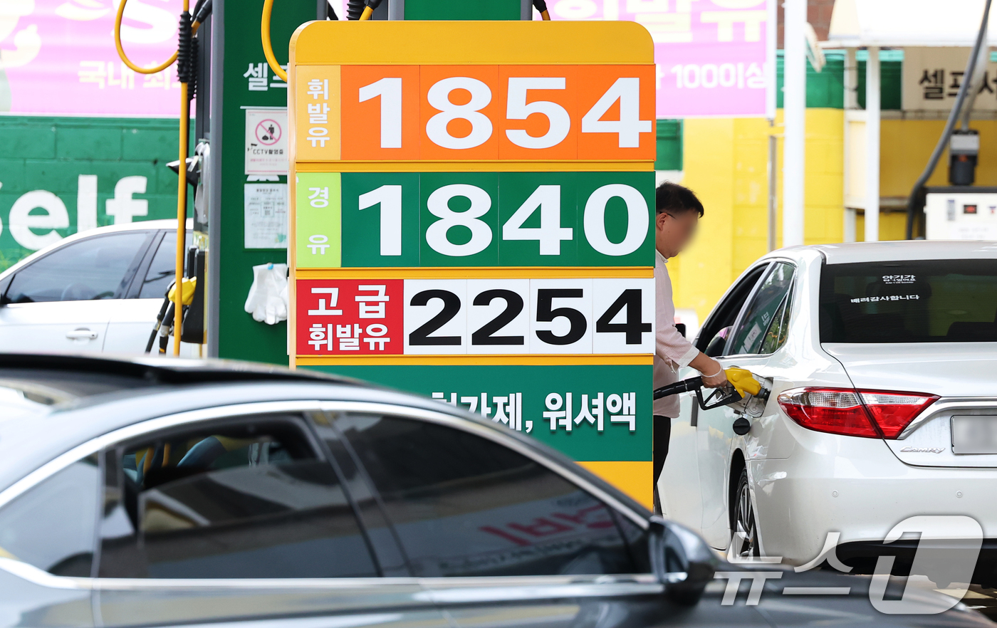 (서울=뉴스1) 오대일 기자 = 전국 주유소 평균 기름값이 15주 연속 하락세를 보인 30일 서울 시내의 한 주유소에 유가 정보가 표시돼 있다. 한국석유공사 유가정보시스템 오피넷에 …