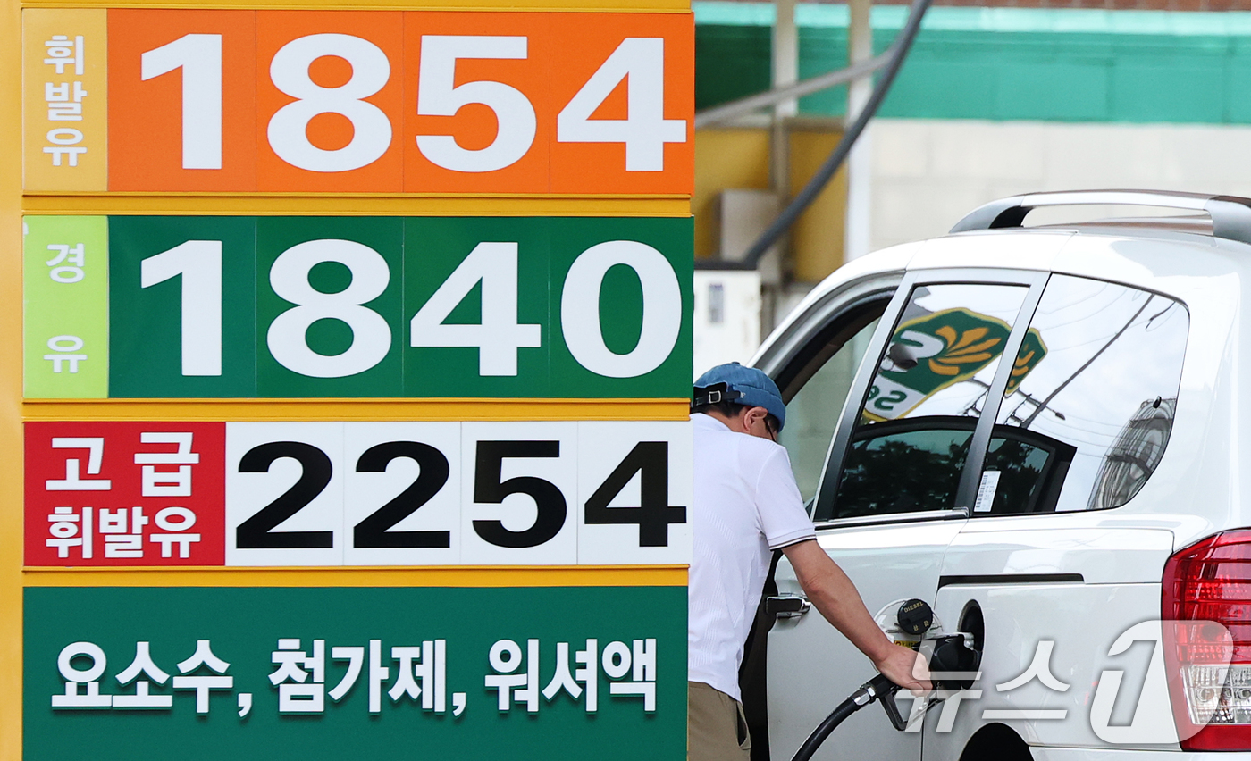 (서울=뉴스1) 오대일 기자 = 전국 주유소 평균 기름값이 15주 연속 하락세를 보인 30일 서울 시내의 한 주유소에 유가 정보가 표시돼 있다. 한국석유공사 유가정보시스템 오피넷에 …