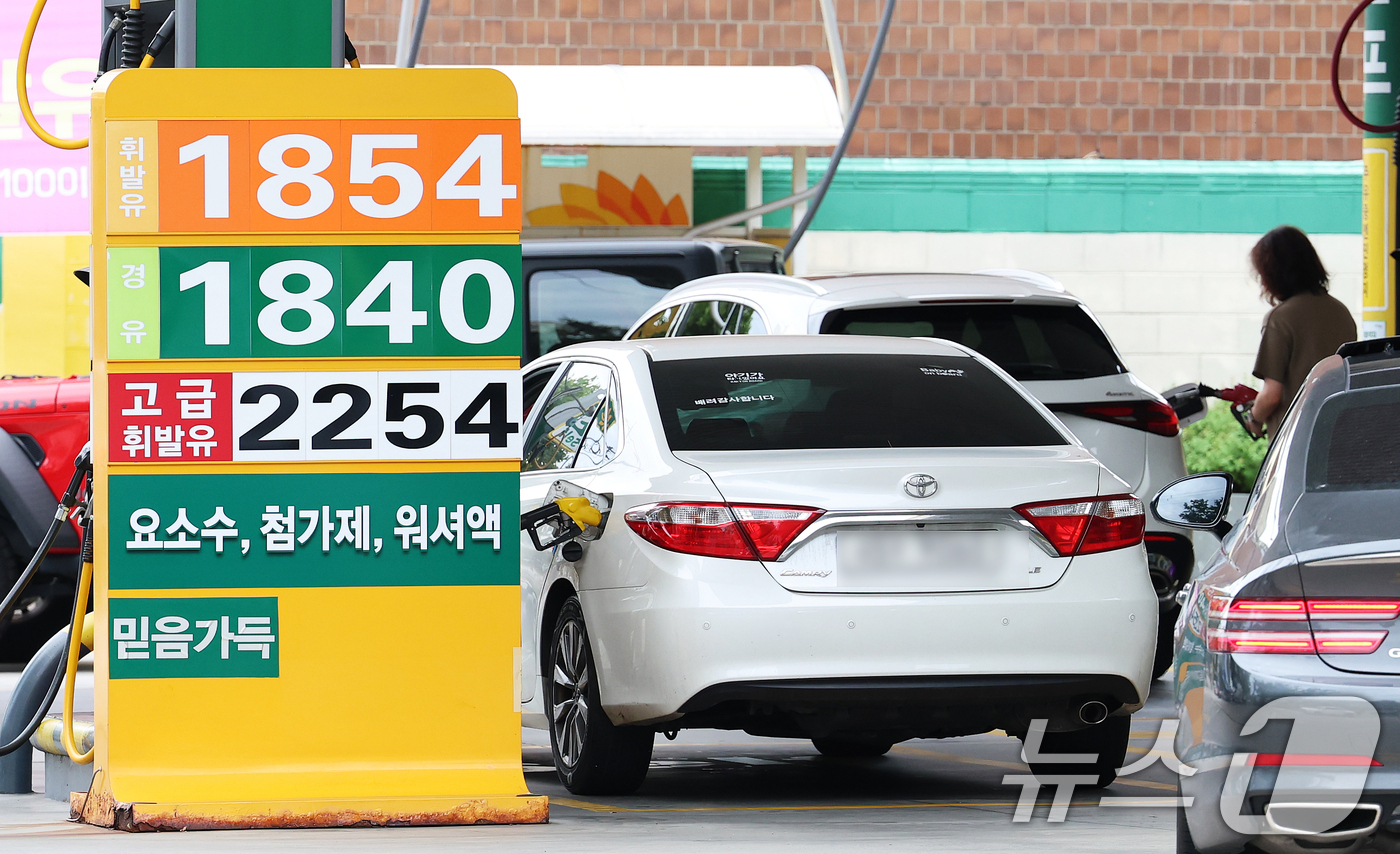 (서울=뉴스1) 오대일 기자 = 전국 주유소 평균 기름값이 15주 연속 하락세를 보인 30일 서울 시내의 한 주유소에 유가 정보가 표시돼 있다. 한국석유공사 유가정보시스템 오피넷에 …