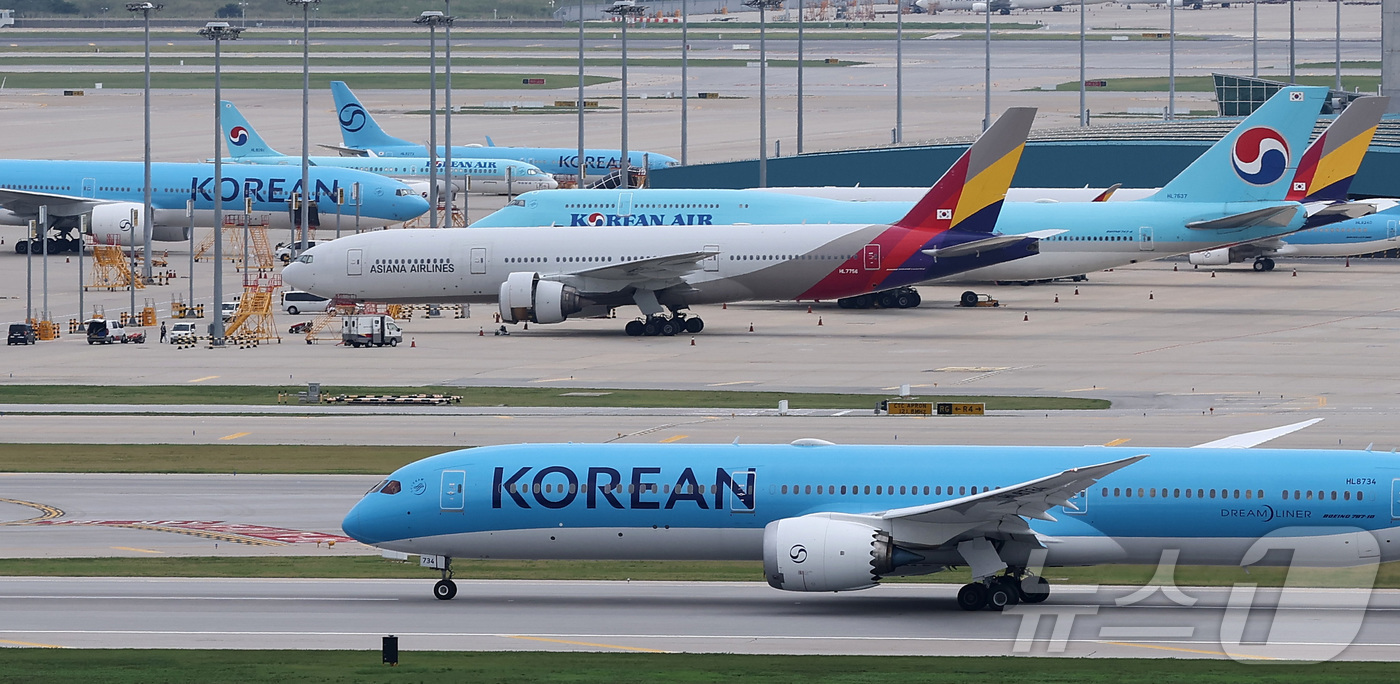 (인천공항=뉴스1) 김성진 기자 = 최근 3개월 연속 하락했던 국제선 항공권 유류할증료가 재차 큰 폭으로 오른다.최근 항공·여행업계에 따르면 대한항공의 9월 국제선 유류할증료는 왕 …